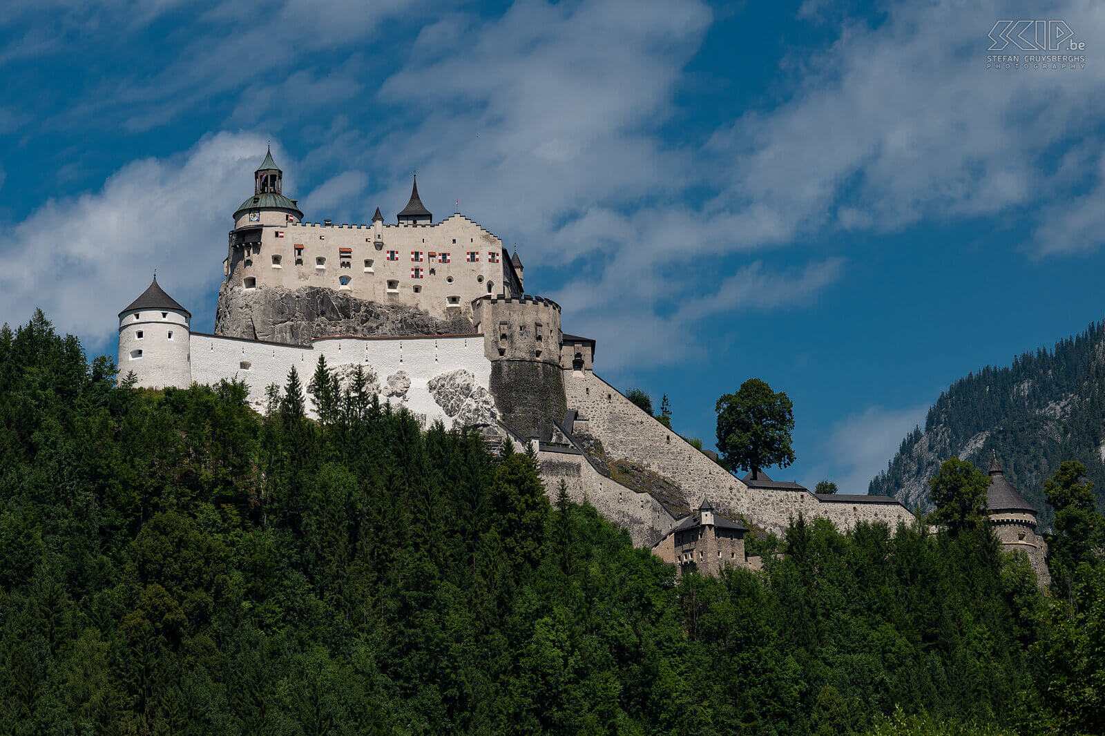 Burcht Hohenwerfen De middeleeuwse burcht van Hohenwerfen in SalzburgerLand is één van de mooiste kastelen van Oostenrijk en fantatisch gelegen op een 113 meter hoge rots. Ze deed in de loop der jaren dienst als militaire basis, residentie, jachtpaviljoen en gevangenis tijdens WO II. Stefan Cruysberghs